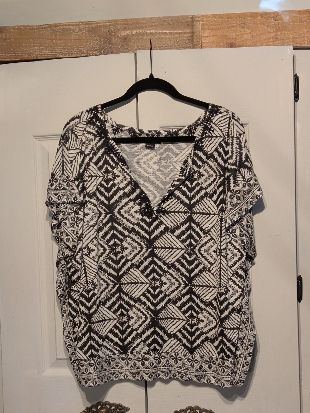 Lucky Brand Black and White Geometric V-Neck Tunic